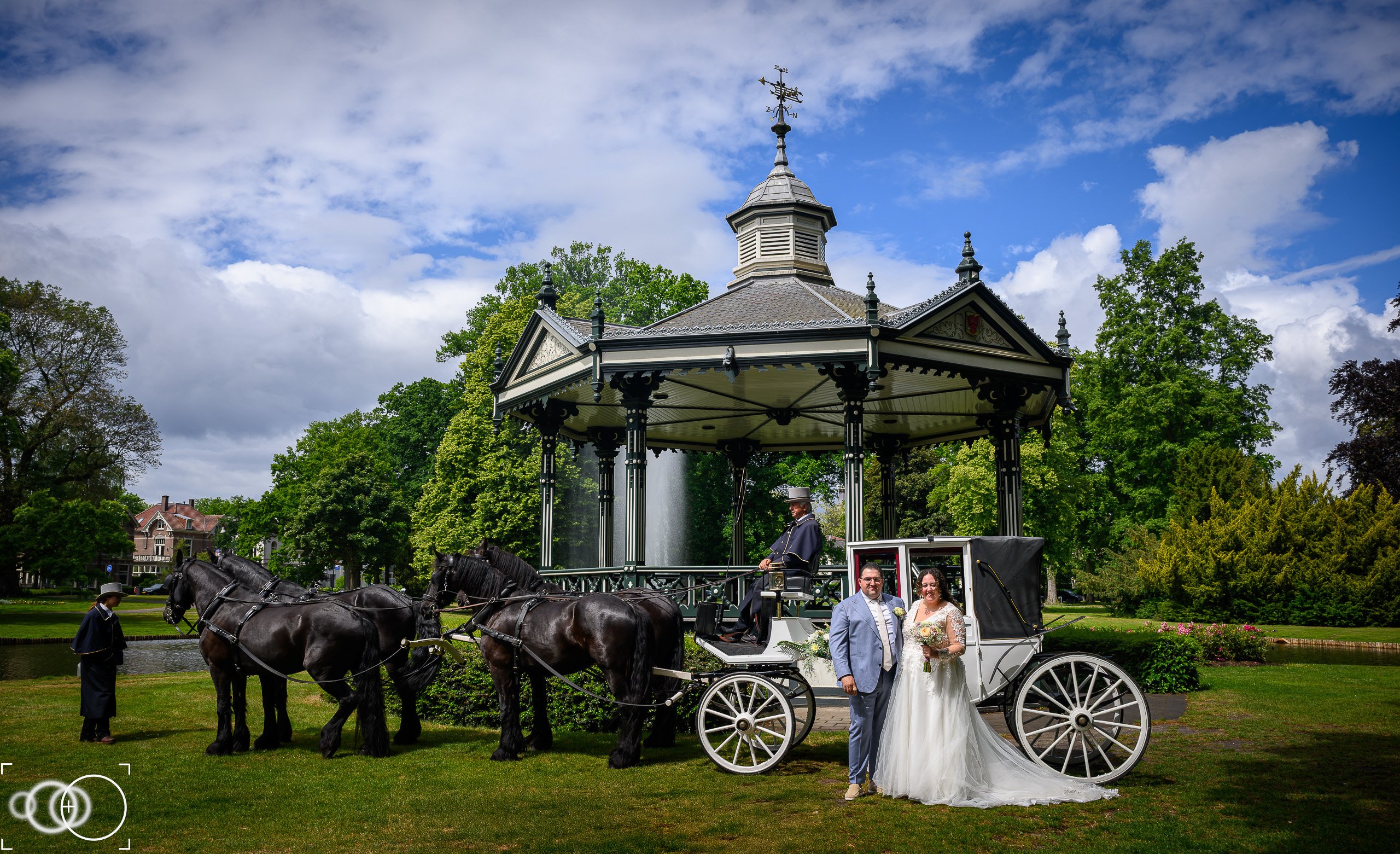 Echtpaar huwelijk met koets in park PICS