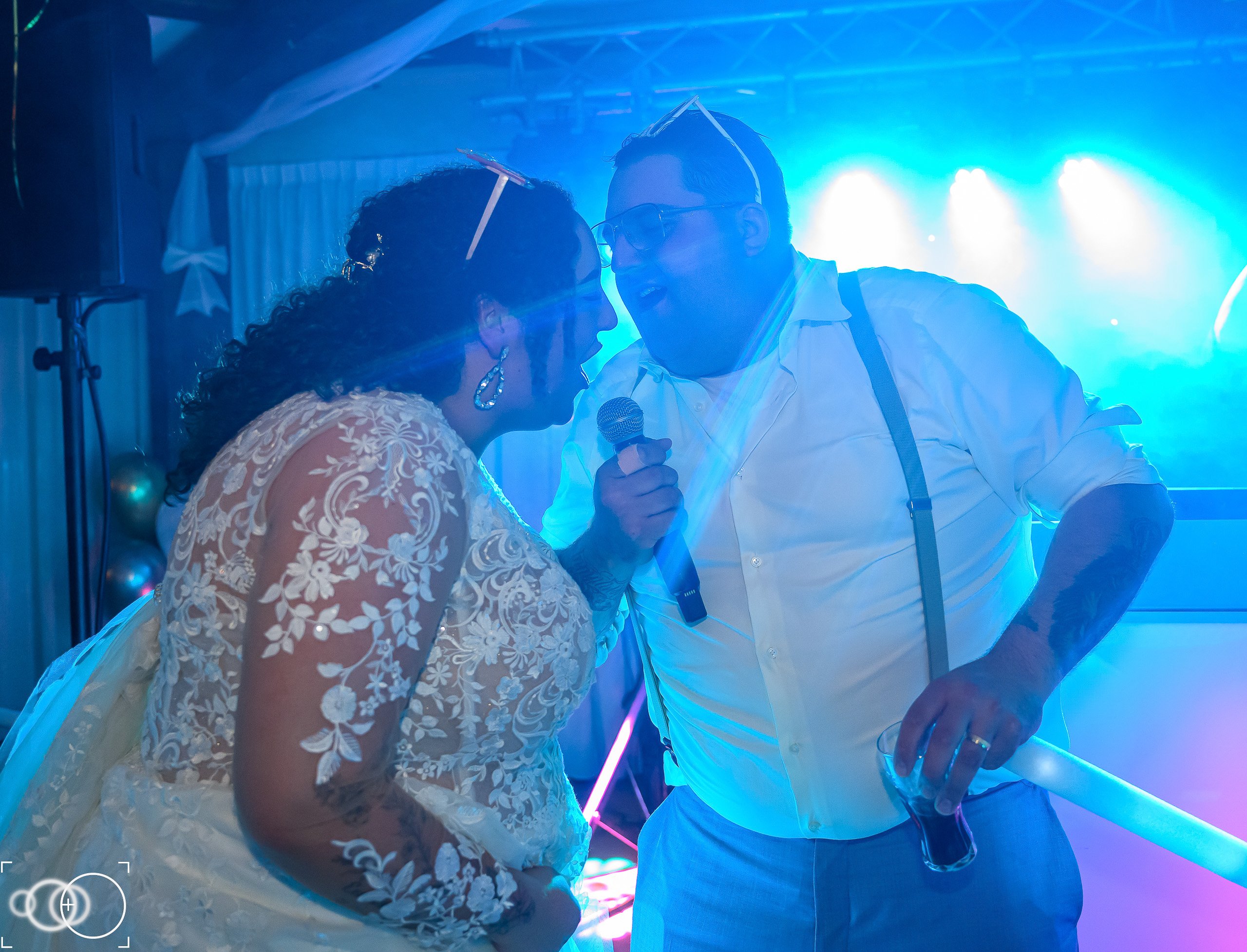 Trouwfeest echtpaar zingen en dansen PICS